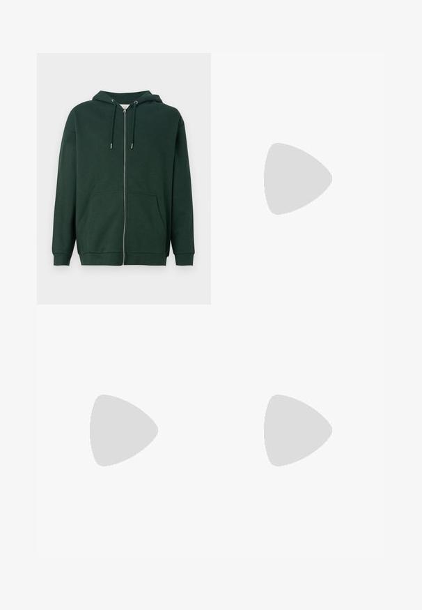 Mörkgrön zip-up huvtröja tillverkad av bomullsblandat material. Har dragsko i huvan, framfickor och ribbade ärmslut. Slät textur.; Svart t-shirt i bomull med korta ärmar. Har en grön "ROOTS" logotyp på framsidan, rund halsringning och standard passform.; Svarta cargobyxor med flera fickor, en blixtlåsficka på låret, rak passform och slitstigt bomullstyg med lätt glans.; Läder sneakers med en svart och krämfärgad färgsättning, med perforerade detaljer, en vadderad krage och en strukturerad yttersula.