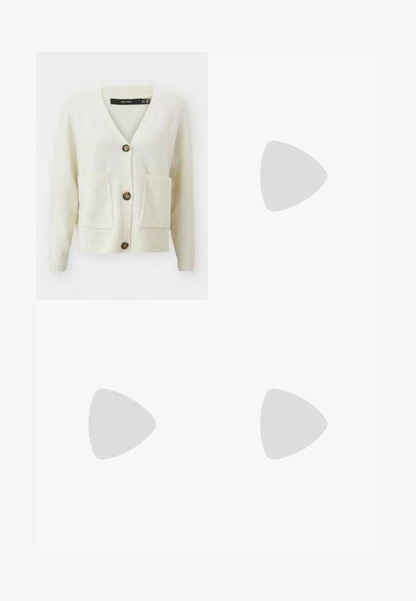 Vero Moda gräddfärgad cardigan med V-ringning, tre knappar, texturerat tyg och två framfickor med ribbstickad detalj vid muddar och nederkant.; Tre långärmade tröjor staplade: svart, grå och vit. Var och en har en rund halsringning och en kort design med mjukt, lätt material.; Svarta utsvängda byxor i stretchigt material, med hög midja och utsvängda ben med sidoflikar för ökad rörelsefrihet.; Grå mocka sneakers med vita snören, svarta ränder och en vit gummisula. Har en rund logo på tungan och en gummisula.