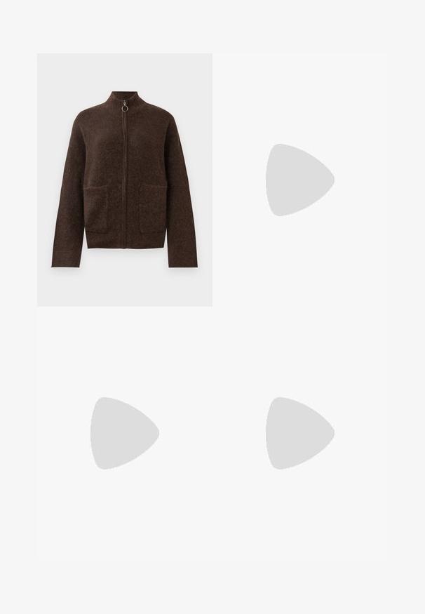 Sötétbarna, bolyhos, cipzáras kardigán magas nyakkal, két elülső zsebével és hosszú ujjaival fehér háttér előtt.; Sötétbarna pamut póló kerek nyakkivágással, rövid ujjakkal és laza fazonnal. Egyszerű dizájn, látható minták vagy kiegészítők nélkül.; Sötétkék egyenes szárú farmernadrág öt zsebbel, gombos és cipzáros záródással, valamint kontrasztos varrással.; Barna velúr tornacipők textúrált panelek, fehér fűzők és arany logó. Gumi talppal és párnázott nyakkal a kényelem érdekében.; Arany gömb alakú fülbevalók fényes felülettel és kis tűvel. Simaság jellemzi őket, tükröződő felületük van.