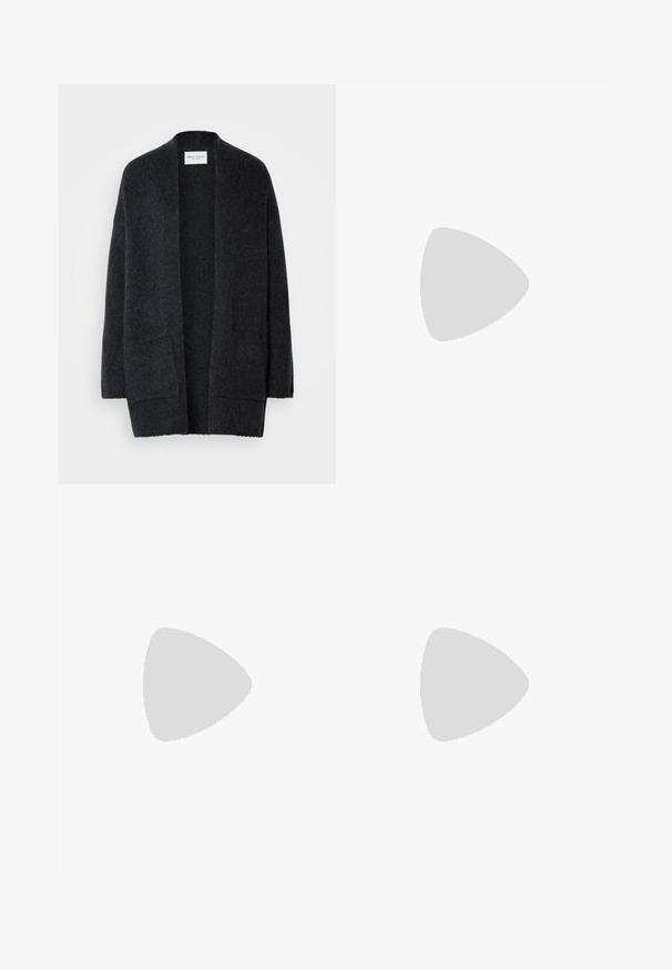Marc O'Polo WRAP LONG SLEEVE - Cardigan - dark slate melange; Hvit T-skjorte med kort erm laget av myk bomull. Har rund hals og avslappet passform. Rent design uten synlige mønstre eller aksenter.; Hvite vide bukser laget av myk stoff, med snor i livet og jevn tekstur. Ingen mønstre eller dekorasjoner synlige.; Lys rosa slingback leiligheter med spiss tå, laget av et glatt, læraktig materiale. Har utskjæringer på sidene og lav hæl.