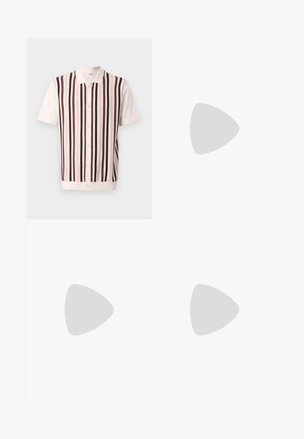 Krema majica s kratkimi rokavi s polo ovratnikom, okrašena z navpičnimi črtami v rjavi, bež in burgundski barvi. Zapiranje na gumb, rebrast ovratnik in rob.; Rjav dolg rokav polo majica iz bombaža, ki ima ovratnik, gumbno zapiranje in rebraste manšete; gladka tekstura in sproščen kroj.; Bež hlače za prosti čas, narejene iz mehke tkanine; imajo elastičen pas, sprednje žepe in ravno krojeno hlačnico.; Bela atletska obuća z značilnom pletenom gornjom stranom, ravnim vezicama i podlogom s jastučićem koja ima vidljive zračne komore za dodatnu potporu.