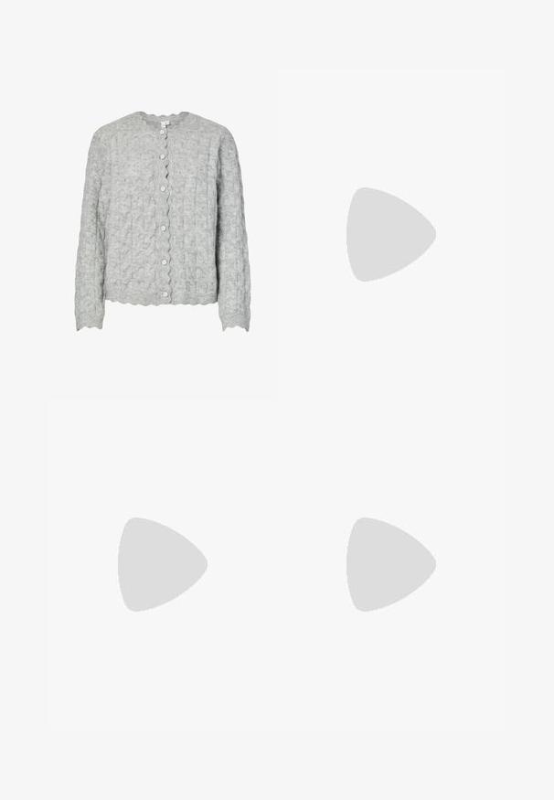 Jasnoszary dziany kardigan z fakturowanym wzorem, dekoltem w kształcie falbanki i sześcioma srebrnymi guzikami z przodu. Długie rękawy.; Biała koszulka z krótkim rękawem wykonana z miękkiej bawełny. Posiada okrągły dekolt i luźny krój. Czysty design bez widocznych wzorów czy akcentów.; Ciemnoniebieskie dżinsy o prostym kroju, pięć kieszeni, subtelne detale w szwach oraz metalowy guzik w talii.; Czarne skórzane szpilki z ostrym noskiem i niskim słupkowym obcasem. Wyposażone w pasek na kostkę z złotym zapięciem. Gładka tekstura.