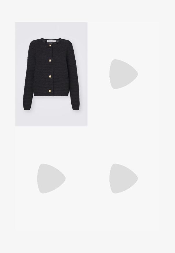 DESIGNERS REMIX CARMEN  szary; Biała, krótka koszulka z szerokimi rękawami, wykonana z miękkiej bawełny, okrągły dekolt z delikatnym pomarańczowym wykończeniem, minimalistyczny design, bez wzorów i grafik.; Brązowe satynowe spodnie szerokie nogawki z elastycznym paskiem w talii i prostym dołem na białym tle.; BOSS CHARLIZE brązowy
