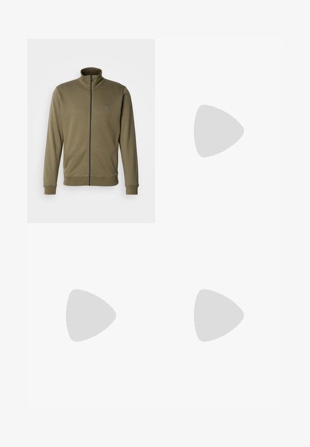 Giacca a zip verde oliva realizzata in tessuto morbido, con colletto alto, polsini a coste e una piccola etichetta con logo sul lato sinistro del petto.; T-shirt nera in cotone con scollatura rotonda, maniche corte e logo bianco "BOSS" centrato sul petto. Texture liscia, vestibilità casual.; Pantaloni della tuta neri realizzati in materiale morbido, con vita elastica, coulisse e gambe affusolate. Presenta un piccolo logo sul lato.; Scarpa da corsa nera con superficie testurizzata, dettagli grigio chiaro e tre strisce orizzontali marroni. Presenta una suola bianca imbottita.