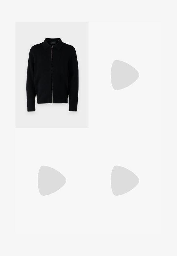 Schwarze Strickjacke mit Reißverschluss und Kragen, mit langen Ärmeln, strukturiertem Stoff und einem zentralen Reißverschluss-Detail.; Weißes Baumwoll-Tanktop mit Rundhalsausschnitt, breiten Trägern und minimalem Branding, das innen am Kragen aufgedruckt ist. Weicher Stoff, lässige Passform.; Schwarze gerade geschnittene Jeans aus Denim mit fünf Taschen, Knopfverschluss und Kupfernieten auf einem weißen Hintergrund flach ausgelegt.; Schwarzer Adidas Sneaker mit weißen Streifen, goldenem "Spezial"-Text, Gummisohle und weißem Fersenbereich, seitliche Ansicht.