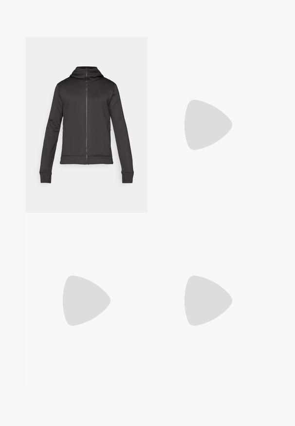 Schwarze Kapuzenjacke mit Reißverschluss aus dehnbarem Material, ausgestattet mit einem hohen Kragen, langen Ärmeln und dezentem Logo-Branding auf der linken Brust.; Schwarzes T-Shirt mit kurzen Ärmeln aus leichtem Stoff, mit einem hellgrauen "TERREX"-Logo auf der Brust und einem Rundhalsausschnitt.; Khaki Outdoor-Hosen mit verstellbarem schwarzen Gürtel, Reißverschlusstaschen, schmal zulaufenden Bündchen und abnehmbaren unteren Beinen für vielseitige Stylingmöglichkeiten.; Graue Kletterschuhe mit einer strukturierten Oberseite, schwarzer Gummi-Zehenkappe, drei dunklen Streifen und einem kleinen roten Akzent an der Sohle.