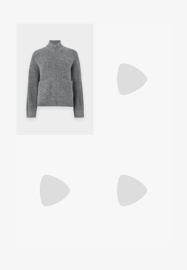 Grijze gebreide cardigan met een hoge kraag, ritsluiting en twee voorzakken. Het heeft een zachte textuur en ribbels bij de mouwen en onderkant.; Witte geribde tanktop met een zwart geborduurd logo in het midden van de borst. De halslijn en armsgaten zijn afgewerkt met een subtiele bies.; Donkerblauwe wijde jeans gemaakt van denim, met gouden stiksels, een knoopsluiting en zijzakken. Soepele textuur, casual ontwerp.; Bordeaux gepatenteerd lederen ballerina met een ronde neus, een klein strikaccent aan de voorkant en een lage, zwarte rubberen zool. Glad textuur.