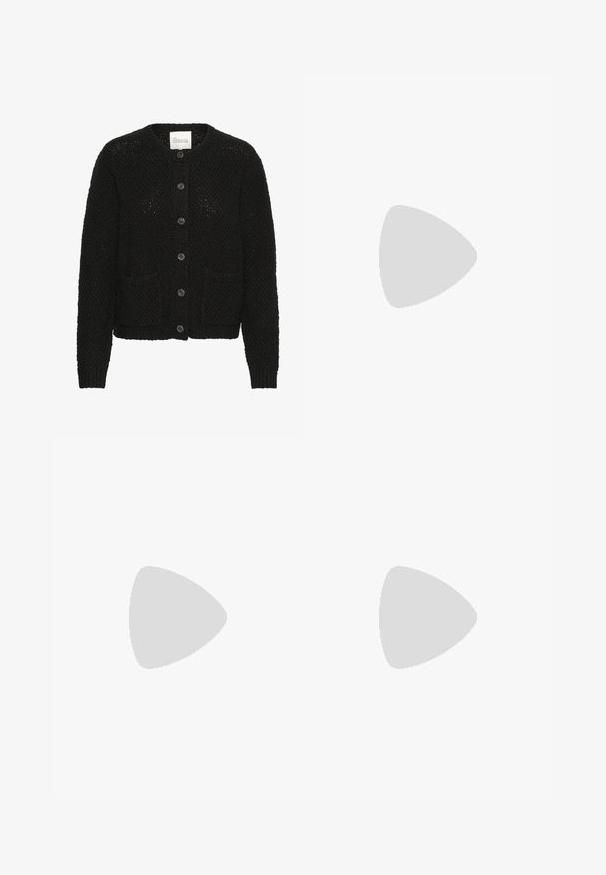 Zwarte gebreide cardigan met een ronde halslijn, knopen aan de voorkant, twee zakken en een gestructureerde stof. Bevat ribgebreide boorden en zoom.; Zwarte T-shirt met korte mouwen van zachte stof, voorzien van een ronde halslijn en een relaxte pasvorm, met schone, eenvoudige lijnen en zonder patronen.; Wijdvallende broek in donkergrijs denim, met een gladde textuur, voorkruiszakken en een op maat gemaakte vorm met een rechte pasvorm.; Zwarte leren slingback sandalen met een open teen, lage hak en zilveren ronde hardware accent aan de zijkant. Glad oppervlak en eenvoudig ontwerp.