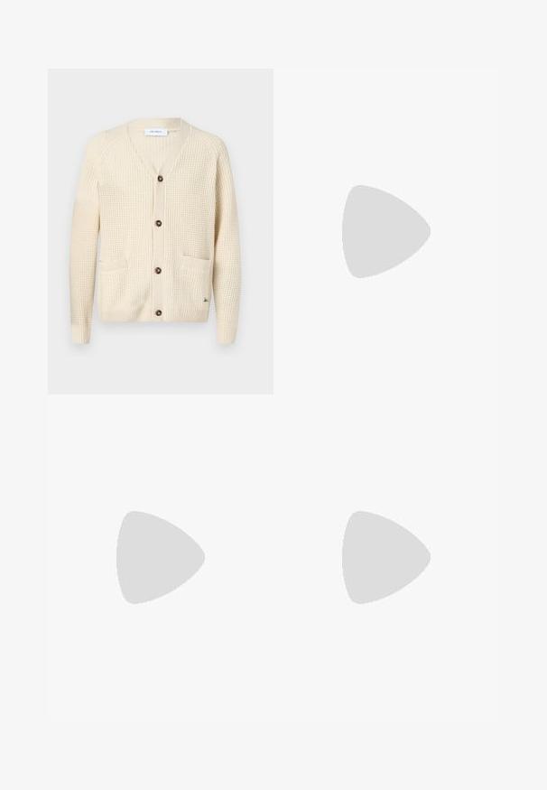 Cárdigan crema con un diseño de punto texturizado, escote en forma de V, cinco botones marrones, dos bolsillos delanteros y puños y dobladillo acanalados. Acento de logo en la parte inferior.; Camiseta de algodón blanca con cuello redondo, mangas cortas y un logo impreso. Presenta un diseño minimalista y un corte relajado.; Pantalones negros de tela suave, con cierre delantero de botón, pliegues y patas rectas. Sin patrones ni acentos visibles.; Zapatilla negra de piel de caña baja con cordones negros y suela color crema, mostrada en perfil lateral sobre fondo blanco.