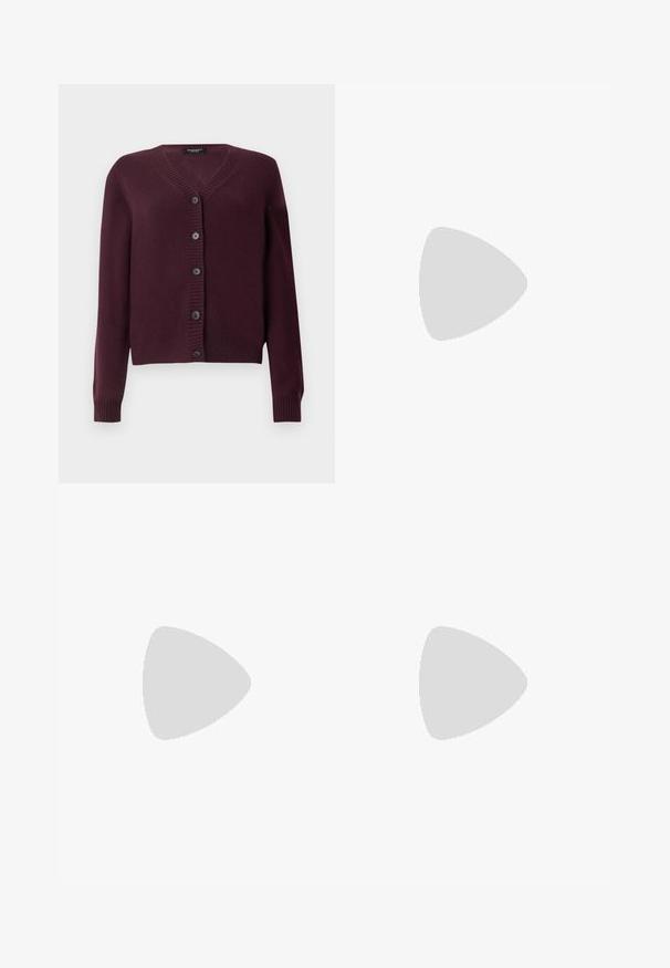 Burgundi spalvos kardiganas pagamintas iš tekstūruoto audinio, su V formos iškirpte, ilgomis rankovėmis ir šešiais tamsiais mygtukais priekyje. Raukiniai rankogaliuose.; Balta trumpomis rankovėmis marškinėlių su atlenkiamu apykakle ir kreiva apačia. Pagaminta iš medvilnės, su sklandžiu paviršiumi ir be matomų raštų.; Kreminės spalvos, aukštu liemeniu kelnės, pagamintos iš tekstūruoto audinio. Turi priekinį mygtuko užsegimą ir siaurėjantį kirpimą.; Kreminės blokų kulno šlepetės su plonomis dirželiais ir kvadratiniu pirštu. Lygus medžiaga su minimaliais akcentais, sukurtos lengvam dėvėjimui.