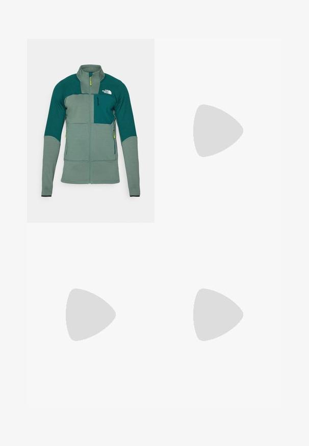 Zaļa āra jaka ar teksturētu audumu, augstu apkakli, priekšējo rāvējslēdzēju un kontrastējošiem krāsu paneļiem, kā arī krūšu kabatu un logotipu.; Melna īsām piedurknēm T-krekls, kas izgatavots no kokvilnas, ar apaļu dekoltē un nelielu baltu logotipu augšējā kreisajā krūtīs.; Melni sporta bikses, kas izgatavotas no viegla auduma, ar savelcamu jostu, sānu kabatām un sašaurinātiem apakšējiem galiem pie potītēm.; Melnas taku skriešanas kurpes ar teksturētu virsu, gumijas zoli un pastiprinātu pirkstu daļu. Aprīkotas ar mīkstu apkakli un vilkšanas cilpu, lai viegli uzvilktu.