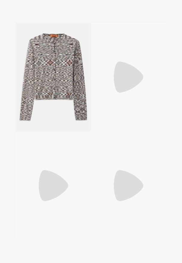 Kratka cardigan jakna s okroglim ovratnikom, izdelana iz teksturiranega pletenega materiala. Ima večbarvni abstraktni vzorec, sprednje gumbe in dolge rokave.; Bela rebrasto majica brez rokavov s okroglim izrezom, ki ima tanko teksturo in usnjeni etiket blizu rame.; Svetlo modri traper hlače s ravnimi hlačnicami, srednje visokim pasom in petimi žepi. Imajo subtilno zbledelost in klasične detajle šivanja.; Črne usnjene natikače z ostrim nosom, ki imajo dekorativni srebrni poudarek in nizko peto. Gladka tekstura, minimalističen dizajn.; Črne metalne sončna očala z vogalnimi okvirji in temnimi lečami. Imajo tanke, ravne ročice in nosne blazinice za varen oprijem.