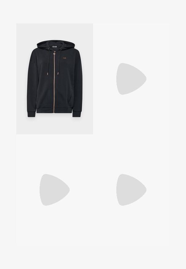 Črna zip-up kapuca izdelana iz mehkega blaga s kapuco, opremljena z zlatimi dodatki, stranskimi žepi in subtilnim logotipom na prsih.; Črna kratka majica z rokavi iz bombaža, z belim pravokotnim logotipom, označenim z "EA7", na prednjem delu prsnega koša.; Črne široke hlače iz gladkega blaga z visokim raztegljivim pasom. Hlače imajo celotno dolžino in enostaven dizajn brez vzorcev.; Modri semiš nizki športni copat z kremasto podplatom, vezalkami in logotipom "EMPORIO ARMANI" na strani, fotografiran na enostavni beli podlagi.