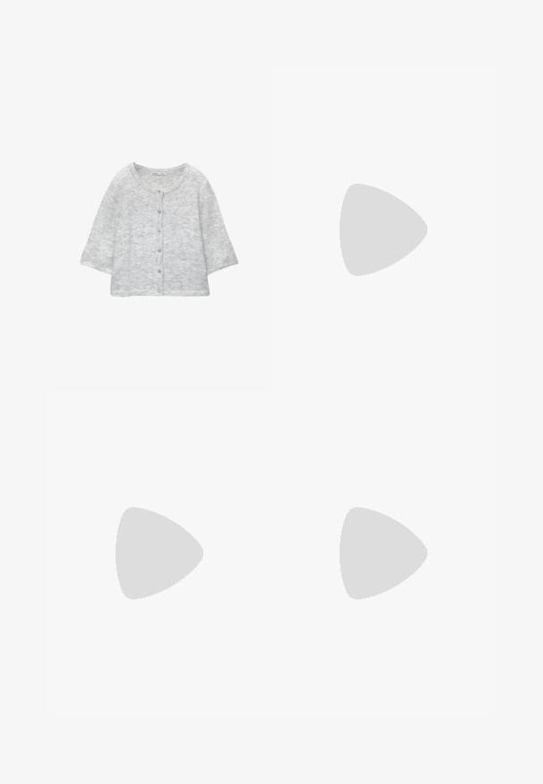 Cardigan lavorato a maglia grigio chiaro con scollo rotondo, bottoni frontali, maniche a ¾ e una finitura morbida e testurizzata.; Top bianco senza maniche con bottini frontali, tasche laterali e un design aderente con orlo leggermente svasato. Texture liscia, minimalista nei dettagli.; Pantaloni a gamba larga in tessuto crema con una texture liscia, caratterizzati da un singolo bottone frontale, pieghe sottili e un design a vita alta.; Infradito con suola in gomma color talpa, progettate con tre cinturini in pelle bianca sovrapposti e un piccolo dettaglio a fiocco al centro.