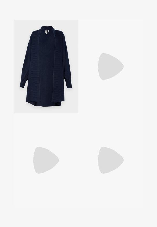 YAS YASJUVA LONG CARDIGAN - Kardiganas - navy blazer; Pilkas džemperis su V formos iškirpte ir ilgomis rankovėmis, turintis juodų taškelių apdailą ir apykaklę, pagamintas iš minkštos medžiagos.; Šviesiai mėlynos liesos džinsai su lengvu išblukimu, penki kišenės ir priekinis užsegimas mygtuku. Pagaminti iš džinsinio audinio su lygiu paviršiumi.; Šviesiai pilki sportbačiai, pagaminti iš zomšos ir tinklinės medžiagos, su trimis baltais dryžiais, apvaliu pirštu ir guma padu. Auksinė logotipo detalė šalia raištelių.; Aukso auskarai su lygiu, blizgiu paviršiumi. Apvalus dizainas su maža užrakto dalimi ir skaidria atrama saugiam nešiojimui.