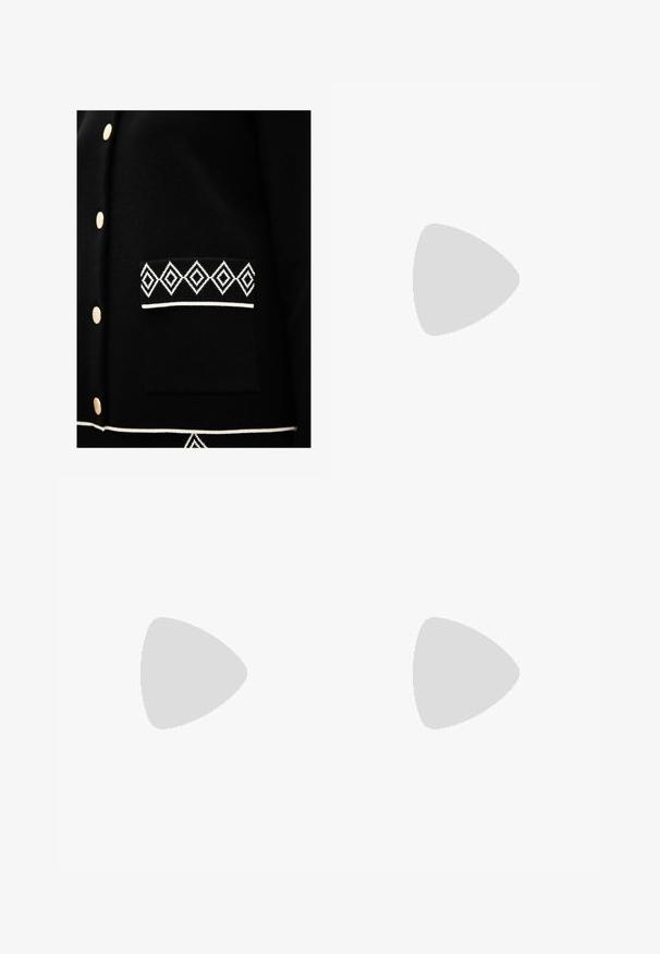 Svart cardigan med gyllene knappar, en texturerad yta och en vit diamantmönstrad ficka samt ett accentband nära fållen.; Vit t-shirt med kort ärm i bomull. Har en rundad halsringning och en avslappnad passform. Slät textur utan synliga mönster eller detaljer.; Bershka WIDE-LEG - Wide leg - light-blue denim; Rosa mockasnöre med svarta ränder, gummsula och texturerad lila häl. Har en snörningsdesign och prägling på sidan.