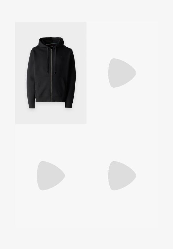 Zwarte hoodie met rits, gemaakt van een katoenmix, met een rits aan de voorkant, een capuchon met trekkoord en twee zijzakken. Zorgt voor een soepele textuur en heeft ribgebreide manchetten.; Zwarte katoenen t-shirt met een ronde halslijn, korte mouwen en een relaxte pasvorm. Glad textuur en geen zichtbare patronen of accenten.; Zwarte broeken van gladde stof, met een recht model, twee voorknikken en een standaard tailleband met riemlussen.; Pier One UNISEX - Sneakers laag - black