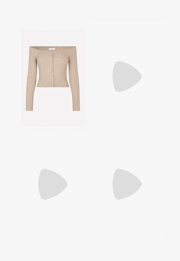 Bežinė raukšlėta megztinis su nuleistomis rankovėmis, ilgomis rankovėmis, prigludusia siluetu ir banginiu sagų užsegimu su dekoratyvinėmis sagomis.; Balta medvilninė marškinėliai trumpomis rankovėmis ir apvaliu kaklu, kuriuose ant priekinės dalies stilizuotu rudu šriftu užrašyta "HOWDY".; Deniminės džinsai vidutinio mėlynumo atspalviu, su aukštu liemeniu, plačiais kojų kirpimais ir standartiniu penkių kišenių dizainu, pasižyminčiu matomais siuvimo detalėmis.; Rudos odinės iki kelių botai su apvalia nosimi, lygiu paviršiumi ir minimaliais siuvinėjimais, laikomi prieš šviesų foną ant baltos kėdės.