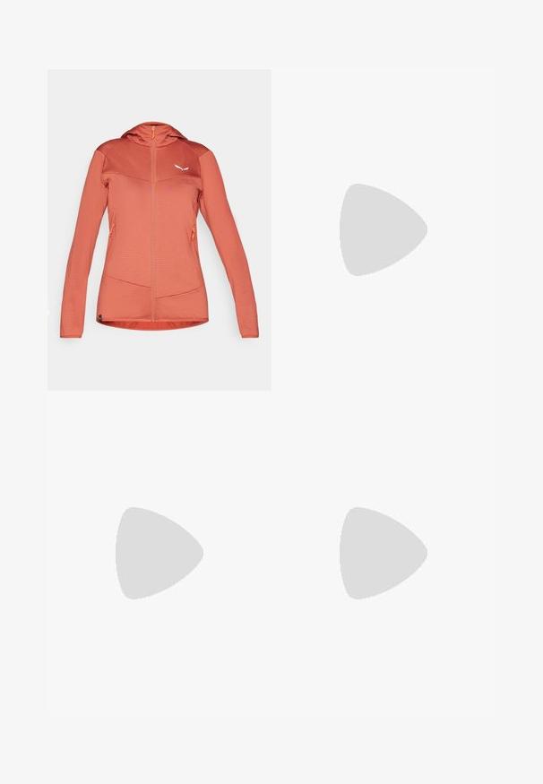 Leichte, mit Reißverschluss zu schließende Jacke in Koralle mit strukturiertem Stoff, passgenauer Kapuze und kontrastierenden Einsätzen. Verfügt über zwei seitliche Reißverschlusstaschen und ein Logo.; Schwarzes Baumwoll-T-Shirt mit Rundhalsausschnitt und kurzen Ärmeln. Auffälliges weißes Logo auf der oberen linken Seite. Glatte Textur, lässige Passform.; Schwarze, enganliegende Hosen aus einem flexiblen Material. Zu den Merkmalen gehören eine seitliche Reißverschlusstasche, vorgeformte Knie und eine glatte Textur.; Schwarzer Wanderstiefel mit einem mittelhohen Design, ausgestattet mit einer strukturierten Oberfläche, grauen Akzenten und einer robusten Gummisohle mit Profilstollen.