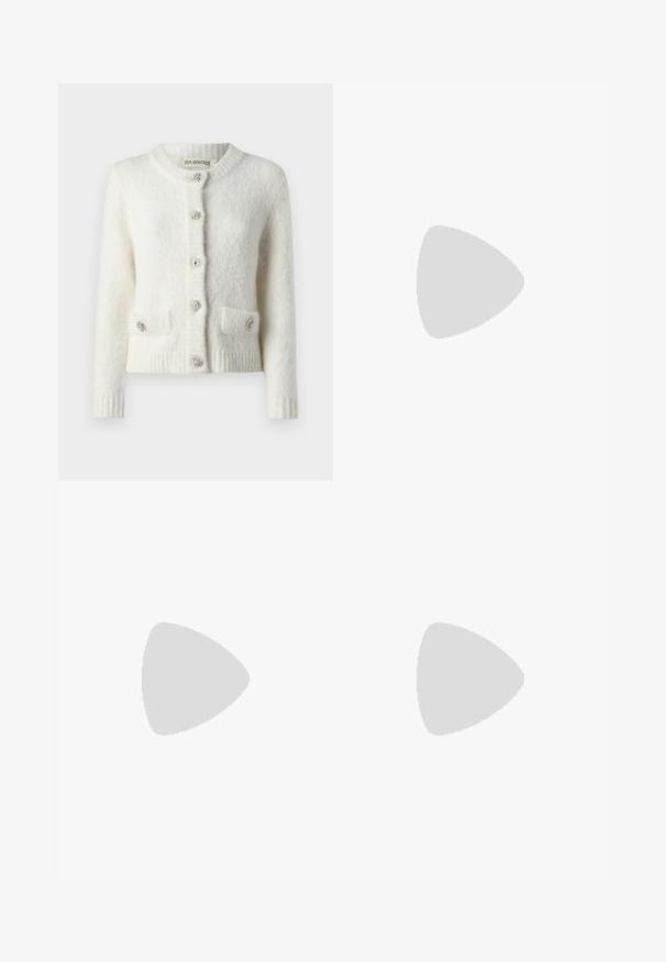 Weißer Strickcardigan mit Rundhalsausschnitt, fünf dekorativen Knöpfen, zwei Fronttaschen und gerippten Bündchen und Saum. Weicher, strukturierter Stoff.; Weißer ärmelloser Pullover aus glattem Baumwollmaterial, mit einem gerippten Saum und einem kleinen marineblauen Logo unten links. Einfaches Design, keine Muster.; Weiße maßgeschneiderte Hose mit hoher Taille, doppelten Vorderfalten und weiten Beinen mit umgeschlagenen Säumen. Hergestellt aus einem glatten, strukturierten Stoff.; Beige High Heel Sandalen mit glattem Lederfinish, offenem Zehenbereich, breiter Vorderseite und einem verstellbaren Knöchelriemen mit metallischer Schnalle.