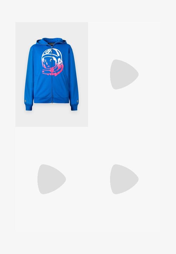 Blå zip-up hettegenser med et rosa og hvitt astronautgrafikk foran. Laget av myk stoff med sidelommer og ribbede mansjetter.; Hvit bomulls t-skjorte med rund hals og korte ermer, med en gullfarget EA7 Emporio Armani-logo trykket på fronten.; Sorte treningsshorts laget av mykt stoff, med elastisk midje og en liten gul EA7-logo nederst på venstre ben.; Hvite lærersneakers med en jevn overflate, rund tå, flate lisser og en teksturert såle. Har en subtil logo på hælen.
