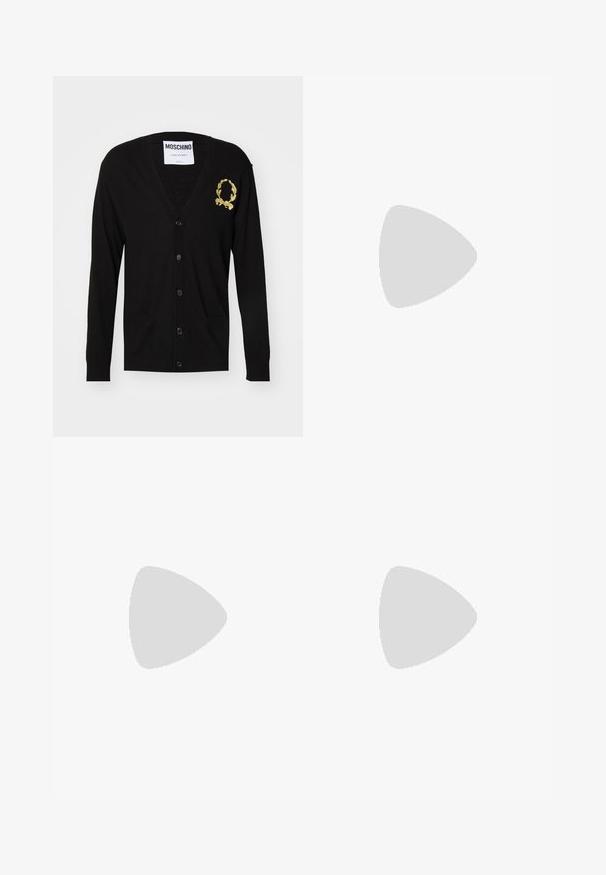 Svart cardigan med v-ringning, knappstängning, ribbade ärmslut och två framfickor. Har ett guld-liknande broderat logo på bröstet.; Svart kortärmad T-shirt i en mjuk bomullsblandning, med rundad halsringning och en minimalistisk design utan mönster eller detaljer.; Svarta bomullsbyxor med rak passform, med knappstängning, bälteshällor och minimalistisk design. Slät textur, utan mönster.; Svart låg skor i läder med svarta snören och off-white sula, visas i sidoprofil på vit bakgrund.