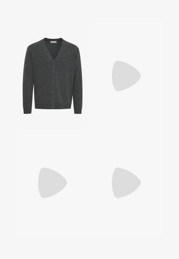 Cardigan de lana gris con escote en V, mangas largas y cierre de botones. Presenta puños y dobladillo acanalados, una textura suave y seis botones a juego.; Camiseta negra de manga corta hecha de tela de canalé, con un escote redondo y una silueta sencilla y cuadrada.; Pantalones de mezclilla negra con corte recto, diseño de cinco bolsillos y cierre frontal con botón. Textura suave con detalles de costura mínimos.; Zapato de cuero negro con punta redonda, diseño con cordones y suela de goma gruesa. Presenta una lengüeta en el talón y acentos texturizados.