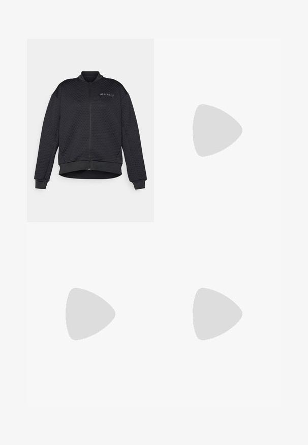 Černá prešívaná bomber bunda s předním zipem, žebrovaným límcem, manžetami a vyšitým logem na hrudi. Detail texturované tkaniny.; Černý sportovní crop top vyrobený z látky odvádějící vlhkost, s kulatým výstřihem, bez rukávů a bílým logem na hrudi.; Černé, lehké, voděodolné kalhoty s elastickým pasem, bočními kapsami a nastavitelnými manžetami. Na levém stehně je bílá značka.; Černé sportovní boty s síťovaným svrškem, aerodynamickým tvarem, plochou podrážkou a třemi šikmými pruhy na boku. Lehký design pro pohodlí.