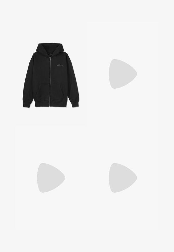 Haut à capuche zippé noir en coton, avec une poche avant, des poignets côtelés et une capuche avec cordon de serrage. Comprend le logo "PEGADOR" sur la poitrine.; T-shirt crème à manches courtes en coton, avec un col rond et un logo Nike imprimé en gris clair contrastant sur la poitrine.; Pantalons de sport larges blancs avec une taille côtelée et un discret logo. Tissu lisse avec une coupe décontractée et un bas effilé.; Baskets blanches avec des accents pêche, tige en cuir lisse, bout perforé, semelle texturée et lacets. Portées avec des chaussettes blanches à mi-mollet sur une surface bleue.
