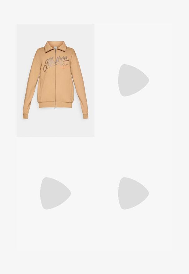 Sweat-shirt beige avec fermeture éclair à l'avant, col et poignets côtelés. Arborant un logo imprimé "Malbon GOLF" et deux poches latérales.; T-shirt en coton vert olive avec des manches courtes et un col rond. Présente un imprimé logo blanc sur la zone du côté gauche de la poitrine. Texture lisse.; Pantalons en tissu léger de teinte verte claire, ornés d'un motif de branches d'arbre marron, avec une coupe évasée et deux poches avant.; Baskets noires et grises avec un mélange de matériaux en daim et en maille, semelle épaisse, logo proéminent et accent rouge sur la languette.