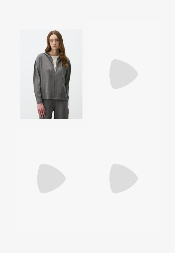 Haut à zip gris avec capuche, doté d'une texture douce, d'un ourlet côtelé et de manches longues. Associé à un pantalon assorti, offrant une coupe décontractée.; Deux t-shirts à manches courtes, l'un blanc et l'autre noir, en coton. Les deux présentent un col rond et un design simple et classique.; Jean noir évasé en denim avec une texture lisse, comportant deux poches arrière et une fermeture boutonnée à la taille.; Baskets en cuir crème avec trois bandes sombres, une semelle extérieure en gomme marron et un bout arrondi. Présentent une languette pliable étiquetée "SAMBA."