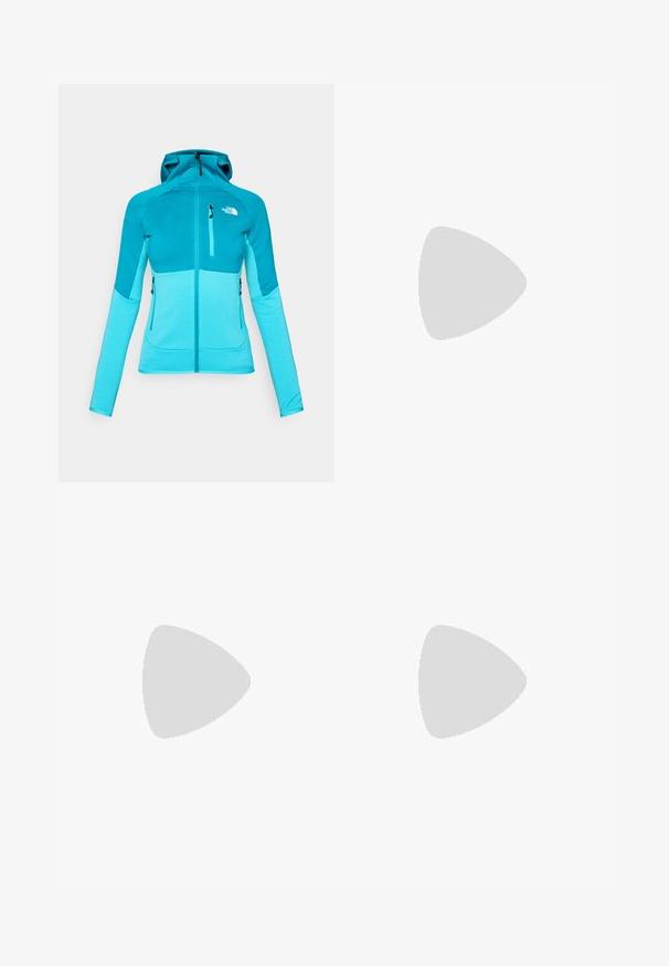 Giacca con cappuccio caratterizzata da un design a blocchi di colore in tonalità di turchese, realizzata in un morbido tessuto elasticizzato; include tasche con zip.; T-shirt nera a maniche lunghe in cotone con colletto rotondo. Presenta un piccolo logo bianco sul lato sinistro del petto. Design semplice e vestibilità comoda.; Pantaloni cargo in nylon nero con zip rimovibile, polsini regolabili, molteplici tasche e un logo sulla gamba destra. Tessuto liscio e leggero.; Scarpa atletica beige e crema con tomaia in mesh testurizzato, sovrapposizioni supportive e suola in gomma con un motivo a tasselli per la trazione.