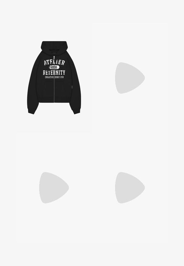 Schwarze Zip-Up-Hoodie mit großem weißen Grafikdruck mit "ATELIER RETERNITY 2018" und "CREATIVE DIRECTOR." Mit Kängurutasche.; Weißes T-Shirt aus Baumwolle mit einem schwarzen, runden Halsausschnitt und drei schwarzen Streifen auf jeder Schulter. Kleines schwarzes Logo auf der Brust.; Schwarze Sporthose aus leichtem Material, mit einem Kordelzugbund und weißen seitlichen Streifen. Lockerer Schnitt mit glatter Textur.; Schwarz-weiße Sneaker mit einem Obermaterial aus Wildleder und Leder, ausgestattet mit drei weißen Streifen, einer perforierten Zehenpartie und einer Sohle aus Gummi.