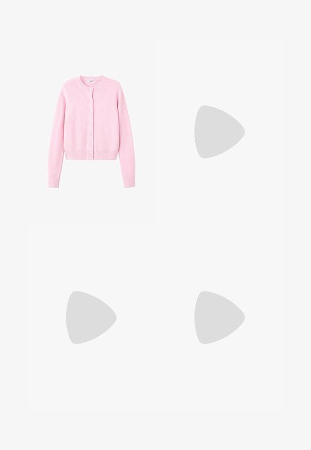 Krátky ružový kardigán z jemnej látky, s okrúhlym výstrihom, prednými gombíkmi a rebrovanými manžetami a spodným lemom.; Hnedé bavlnené tričko s krátkymi rukávmi a hlbokým V-výstrihom. Jednoduchý dizajn, jemná textúra a rovný lem. Bez vzorov alebo akcentov.; Svetlosivé široké nohavice vyrobené z textúrovaného materiálu, s gombíkovým zapínaním a dvoma záhybmi vpredu pre dodatočný detail.; Hnedá kožená sandála na vysokom podpätku s hladkým povrchom a štíhlym stiletto podpätkom. Disponuje výrezovým dizajnom a minimalistickým tvarom.