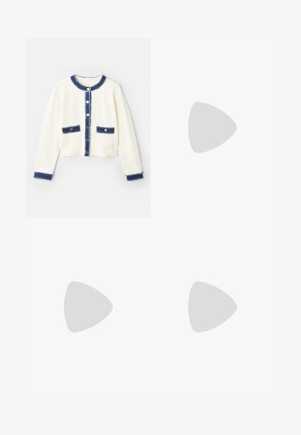 Cremefarbener, kurzer Cardigan mit blauem Jeansbesatz, vier Fronttaschen und silbernen Knöpfen. Weicher Stoff mit strukturierter Oberfläche.; Beschnittenes weißes T-Shirt aus weichem Stoff, mit kurzen Ärmeln, rundem Halsausschnitt und gerippten Saumdetails. Einfaches und schnörkelloses Design.; Filippa K Stoffhose - black; Schwarze Ledersandalen mit Absatz und Knöchelriemen. Mit einer quadratischen Schuhspitze, glatter Textur und einem quadratischen Blockabsatz, der mit silbernen Nieten verziert ist.