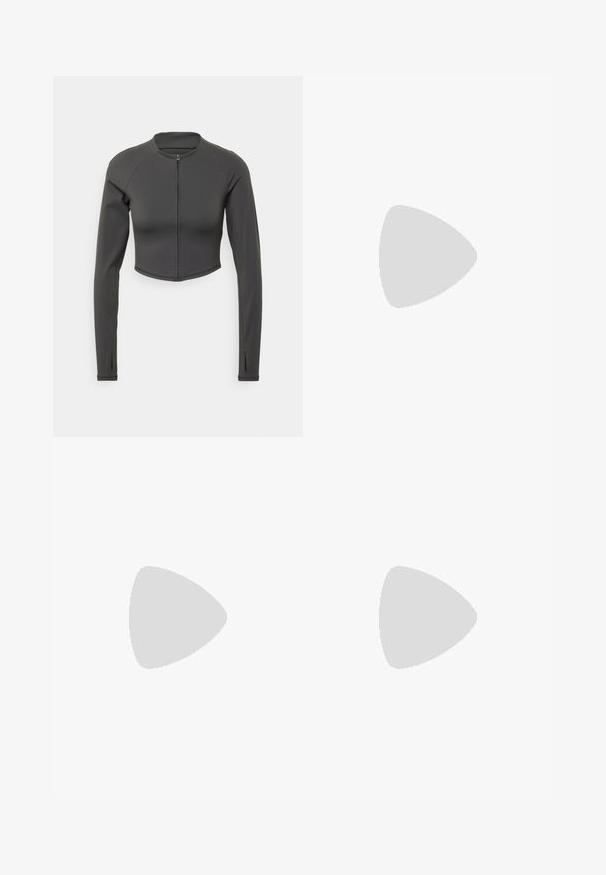 Schwarze, kurze Jacke aus glattem, dehnbarem Stoff. Mit langen Ärmeln, hohem Kragen und einem Reißverschluss auf der Vorderseite.; Weißes Baumwoll-T-Shirt mit rundem Halsausschnitt und kurzen Ärmeln. Verfügt über ein kleines schwarzes Nike-Logo auf der Brust. Einfaches und ungeschmücktes Design.; Helle graue, weit geschnittene Hose aus glattem Stoff. Mit einem elastischen Bund und dem schwarzen Nike-Logo auf der linken Seite.; Grau-weiße Low-Top-Sneaker aus Leder und Wildleder mit perforierter Zehenbox und Gummisohle. Merkmale sind das markante Swoosh-Logo.