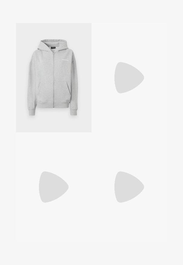 Sivi zip-up dukserica napravljena od mekog materijala. Ima prednji džep, rebraste manžetne i kapuljaču. Mali logo isprintan na grudima.; Crna dugih rukava majica od pamuka s okruglim izrezom. Sadrži bijeli Nike logo na prsima. Mekana tekstura, jednostavan dizajn.; Crne sportske hlače od sjajnoga, glatkog materijala, s elastičnim pojasom, širokim nogavicama i malim logom na lijevoj strani.; Crne atletske cipele s teksturiranim gornjim dijelom, srebrnim akcentima i šarenim potplatom, uparenim s dugom crnom odjećom. Postavljeno na plavi tepih.
