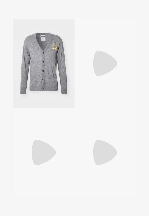 Pelēks kardigans, kas izgatavots no mīksta adīta auduma, ar V-veida kakla izgriezumu, garām piedurknēm, zeltīšu izšūtu emblemu, pogu aizdari un priekšējām kabatām.; BOSS TEE - Pamata T-krekls - open white; Gaiši pelēkas, brīva piegriezuma bikses gludā audumā ar elastīgu jostasvietu un auklu. Taisnas kājas ar smalkām krokām, bez redzamām rakstām.; Bežā zamša kedas ar plūstošu dizainu, kurām ir strukturēta virsma, noapaļota purngalu un gumijas zole ar zigzaga rakstu.