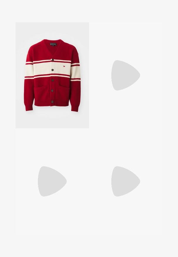 Cardigã vermelho com riscas horizontais brancas, botões pretos na frente, dois bolsos frontais e um pequeno logótipo no peito.; T-shirt preto de manga curta com decote redondo, com um padrão embutido subtil e etiqueta da marca dentro do colarinho, deitado plano sobre um fundo branco.; Calças ajustadas azul marinho com um design de perna reta, pregas na frente, fecho de botão e sem bolsos visíveis. Textura do tecido suave.; Sapatilha de couro preto com perfil baixo, bico arredondado e fecho de atacadores; apresenta uma sola de borracha texturizada e detalhe do logotipo no calcanhar.