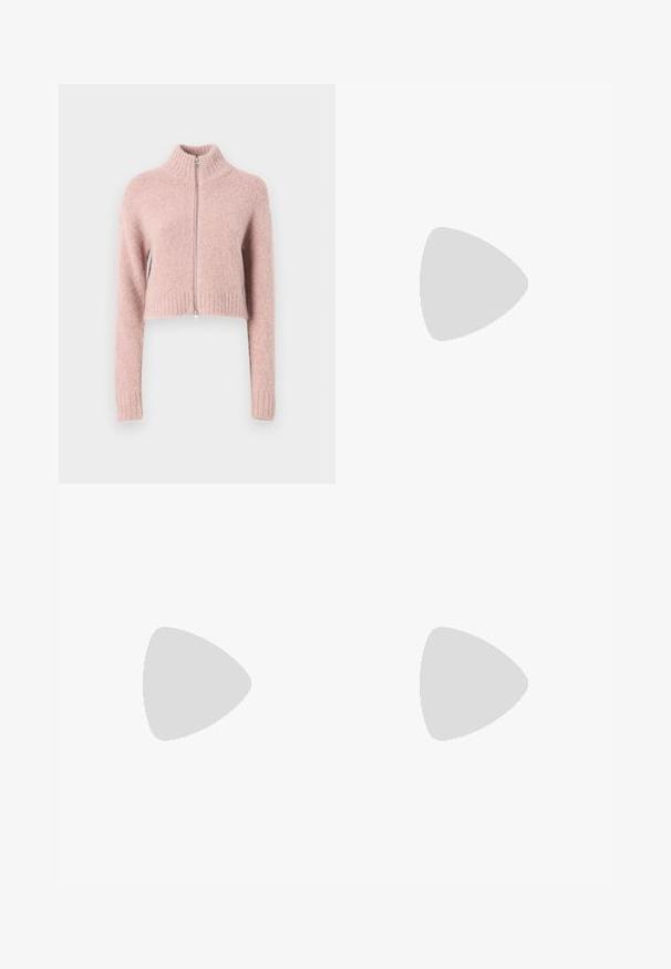 Sudadera recortada de cremallera en rosa suave, hecha de material esponjoso. Presenta un cuello y un dobladillo acanalados con un detalle de cremallera plateada.; Camiseta sin mangas blanca hecha de una tela de canalé elástica, con un diseño de escote redondo. Textura suave, forma ajustada.; Pantalones cortos elásticos de cintura alta en un amarillo claro, confeccionados en una tela suave. Presentan un corte holgado hasta la rodilla y un dobladillo sencillo, sin bolsillos ni diseños adicionales.; Zuecos de ante beige con punta redondeada, correa ajustable y hebilla, media suela de corcho y suela de goma negra texturizada para mayor tracción.; Gafas de sol amarillas transparentes con lentes verdes en forma ovalada. Cuentan con brazos curvados y sutiles acentos de diseño en las patillas. Material plástico.