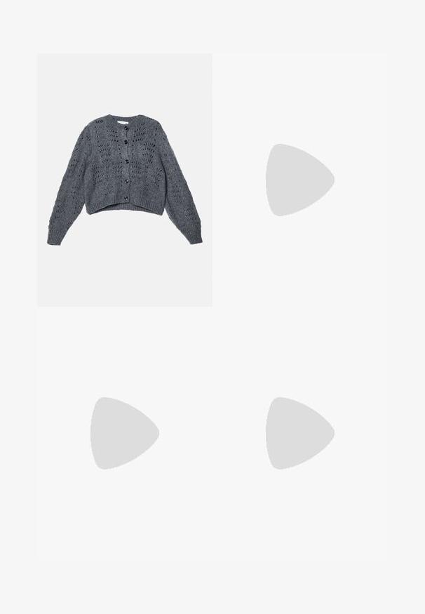 Grauer gestrickter Cardigan mit einem verkürzten Design, Rundhalsausschnitt und langen Ärmeln. Mit Knopfverschluss und durchgehendem Durchbruchsdetail.; Weißes Baumwoll-T-Shirt mit kurzen Ärmeln, runder Halslinie, lockerer Passform und genähtem Saum. Etikett sichtbar am inneren Kragen.; Weite blaue Jeans mit hoher Taille, im klassischen Five-Pocket-Stil und mit Knopfverschluss, aus strukturierter Baumwollstoff gefertigt.; Beige Slingback-Absatzschuhe mit spitzem Design. Hergestellt aus glattem Material, mit schmalem Absatz und Kreuzriemen-Detail für einen sicheren Sitz.
