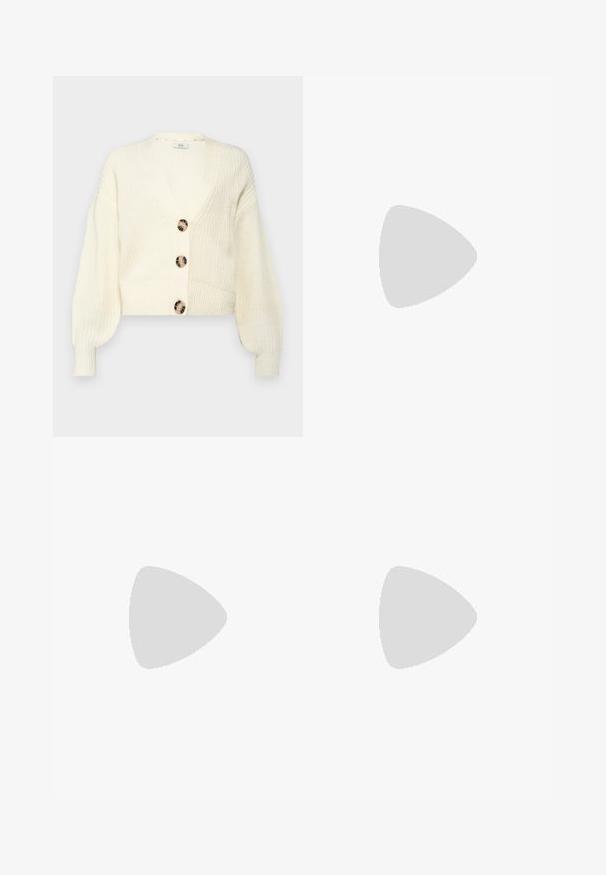 Gilet en tricot crème avec un décolleté en V profond, quatre grands boutons ronds marbrés et des manches bouffantes. Longueur courte avec des poignets et un ourlet côtelés.; Débardeur blanc côtelé avec un col rond, sans manches et d'une longueur cropped. L'étiquette indique "JJXX". Texture du tissu lisse.; Pantalons noirs à jambes larges avec une taille élastique, fabriqués à partir d'un tissu lisse. Présente un design épuré sans poches ni détails de couture visibles.; Baskets en suede noir et gris avec un grand logo "N" couleur crème, lacets violets et semelle extérieure en caoutchouc gomme texturé.