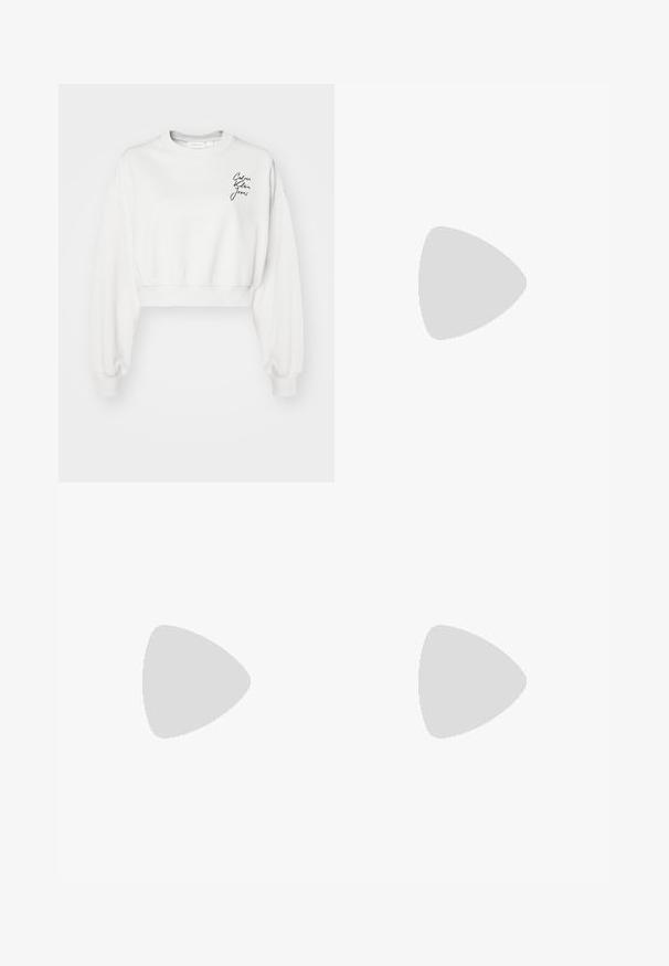 Biely kratký sweatshirt s dlhými rukávmi, rebrovanými manžetami a klasickým golierom. Má čierne písmo s logom na ľavej hrudi.; Biely skrátený tričko, krátke široké rukávy, mäkký bavlnený materiál, okrúhly výstrih s jemným oranžovým lemovaním, minimalistický dizajn, bez vzorov alebo grafiky.; Béžové nohavice na mieru so priamym strihom, s plisovaním, pásom a hladkou textúrou. Žiadne viditeľné vrecká ani ozdoby.; Čierne slingback topánky s ostrou špičkou a nízkym opätkom, vyrobené z hladkej kože a s výrezmi na boku pre lepšiu priedušnosť.