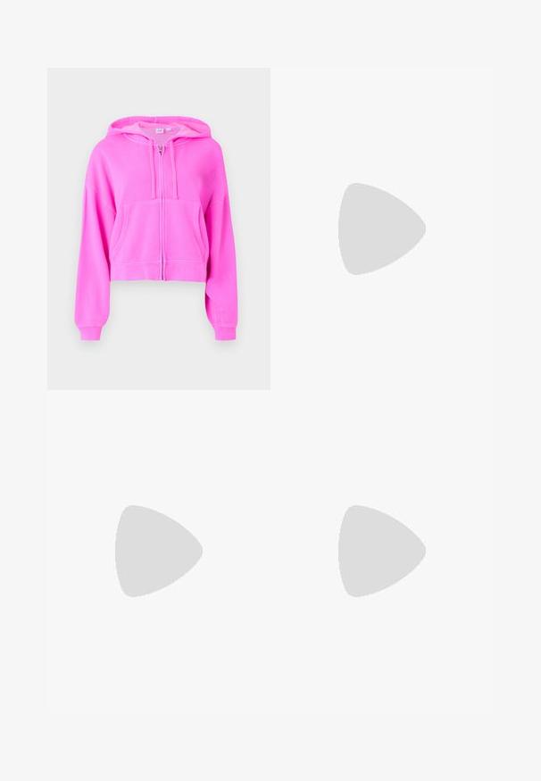 Hoodie corto rosa realizzato in tessuto morbido con zip frontale, due tasche anteriori, cappuccio con cordino e polsini a coste.; T-shirt bianco a maniche corte realizzato in tessuto liscio, caratterizzato da un colletto rotondo e dettagli di cucitura discreti all'orlo.; Leggings a coste rosa chiaro con vita alta, dotate di un design incrociato e cuciture rinforzate lungo le gambe per maggiore durata.; Sneaker in suede rosa con dettagli in pelle blu, tre strisce blu e suola in gomma cremoso. Progettato con punta rotonda e lacci davanti.