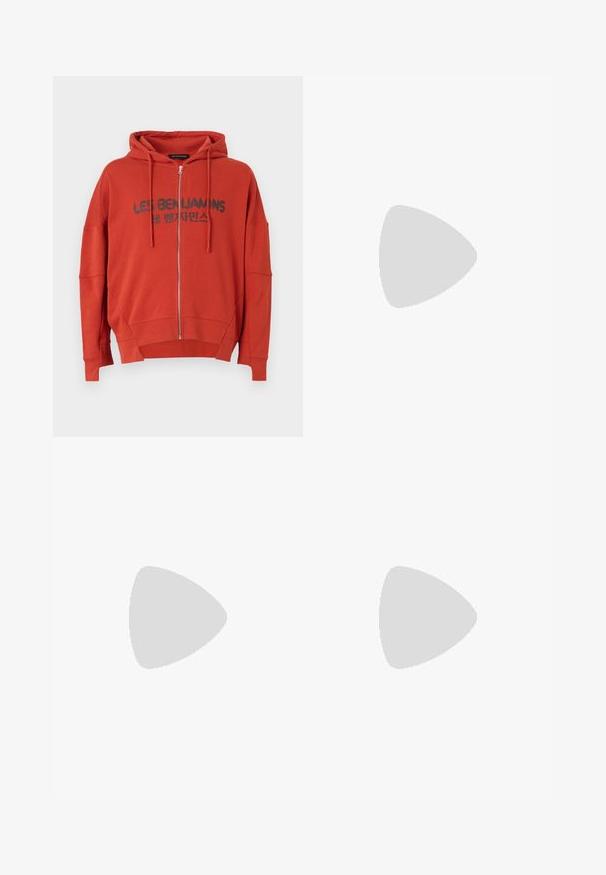 Les Benjamins RELAXED ZIP HOODIE  - Zip-up sweatshirt - burnt crimson; Black cotton t-shirt with a crew neck and short sleeves. Features a small blue logo on the left chest. Simple, straight-cut design.; Beige cotton wide-leg cargo pants with front patch pockets and a logo on the back pocket. Lightweight fabric with a smooth texture.; Black leather sneaker with gray accents, white rubber sole, round toe, and six black eyelets for laces. Textured side panel detail.