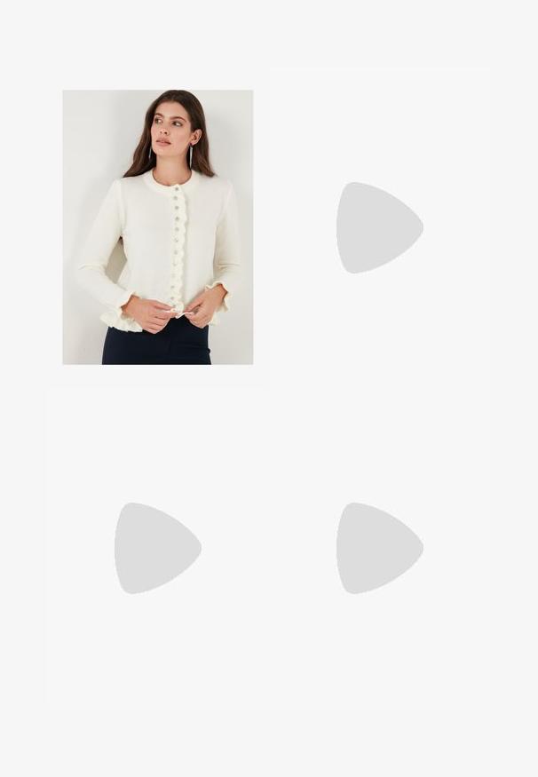 Hvid cardigan med en flæsekanter og rund hals; har knapper foran og lange ærmer med flæseænder. Blød tekstur.; En enkel hvid t-shirt lavet af bomuld med rund halsudskæring, korte ærmer og en afslappet pasform. Glat tekstur uden mønstre eller accentuer.; Lyseblå straight-leg jeans lavet af denim. Har forlommer, en lynlås med knap og synlige sømme langs sømmene.; Tan ruskinds ankelstøvle med platformssål, rund tå og syninger; har en løkke bagpå for nem påtagning.; Brun faux læder skuldertaske med buet form, minimal syning og en guldtonet hardwaredetalje. Har en top lynlåslukning og justerbar rem.