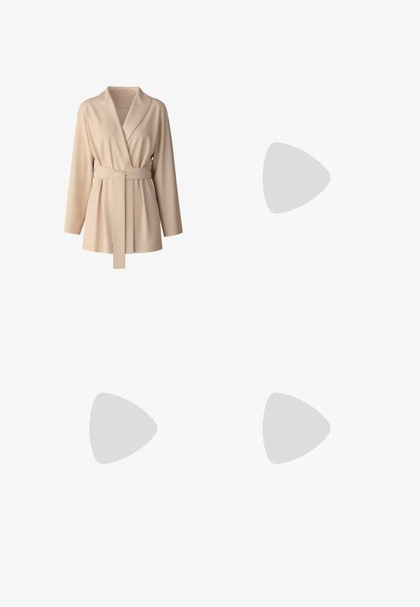 Veste enveloppante beige à manches longues, col large et ceinture à la taille. Tissu doux et texturé avec des détails froncés à l'avant.; Haut blanc ajusté en tissu côtelé avec des manches courtes et des détails froncés sur les côtés pour ajouter de la texture et de la forme.; Pantalons à jambes larges en tissu crème avec une texture lisse, dotés d'un seul bouton à l'avant, de plis subtils et d'un design taille haute.; Sandales à talons beiges avec des fines brides entrecroisées, bout ouvert et un talon carré. Fini en vernis lisse, bride de cheville réglable.; Sac bandoulière en cuir marron avec une forme incurvée, quincaillerie dorée et un accent en boucle. Comprend une bandoulière détachable.