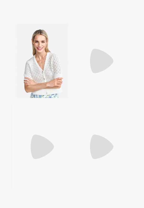 Valkoinen neulottu lyhythihainen neuletakki, jossa on aaltoileva kaula-aukko, monimutkainen avoin kuvio ja nappikiinnitys.; Neulepusero ilmanhihoilla ivory-värissä, jossa on teksturoitu, avovirkattu muotoilu. Kaarevat reunat kädenteissä ja alahelassa lisäävät yksityiskohtia.; Vaaleanbeiget leveälahkeiset housut, joissa on joustava vyötärö ja kiristysnauha. Sileä pinta, polven pituinen, löysä istuvuus ja ei näkyviä kuvioita.; Ruske mokasiner av suéd med flat såle, med en dekorativ sløyfe og subtile sømdetaljer. Rund tådesign.