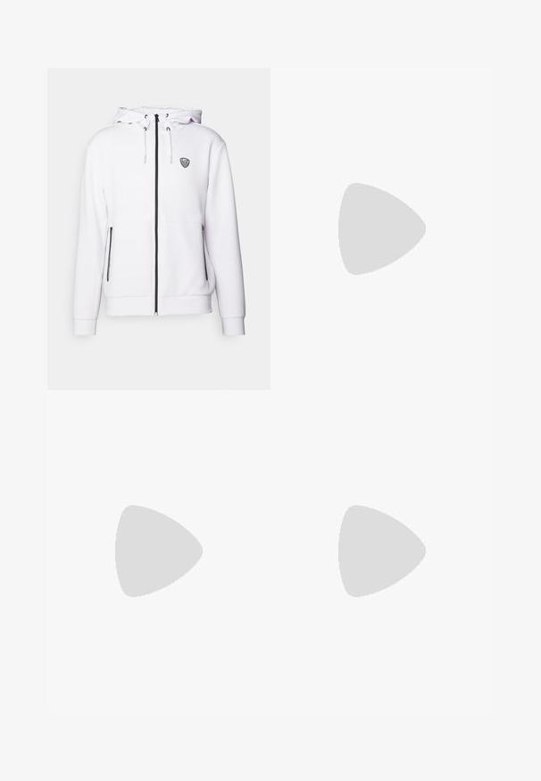 Felpa bianca con cappuccio realizzata in tessuto morbido, dotata di zip frontale, cappuccio regolabile, dettagli neri della zip e un piccolo logo sul petto.; T-shirt in cotone blu navy con una striscia orizzontale blu e una sezione inferiore color carbone. Presenta un piccolo logo in alto a sinistra.; Pantaloni beige con una vestibilità dritta, dotati di una vita con cordoncino, frontale plissettato e texture liscia. Design semplice e versatile.; Sneakers bianchi in pelle con suola piatta in gomma, dotati di una finitura liscia, punta rotonda e occhielli in metallo per i lacci. Indossati con pantaloni neri.