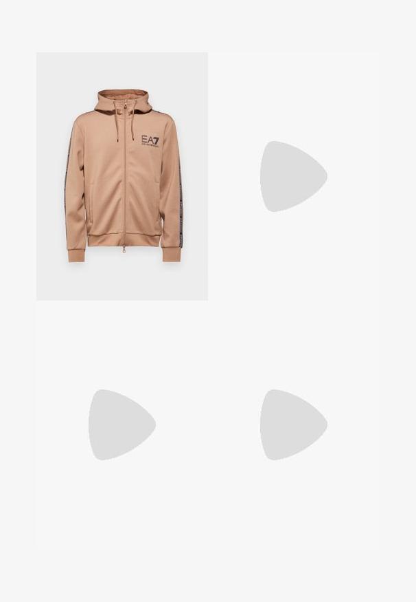 EA7 Emporio Armani FELPA - Hoodie - portabella; Witte katoenen t-shirt met een ronde halslijn, korte mouwen en een zwart EA7-logo op de linkerborst. Gladde, effen textuur.; Zwarte sportshorts van zacht materiaal, met een elastische tailleband en een klein geel EA7-logo op de onderste linkeronderbroek.; Witte sneakers met een textuur van leerafwerkingen, een ronde neus en een zwarte hielaccent. Rubberen zool met een klein profiel en gestikte details.